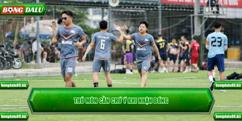 Thủ môn cần chú ý khi nhận bóng